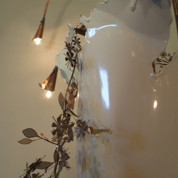 Dezelfde Glad Wegrijden Witte staande design lamp (vaas) met koperen kelkbladeren
